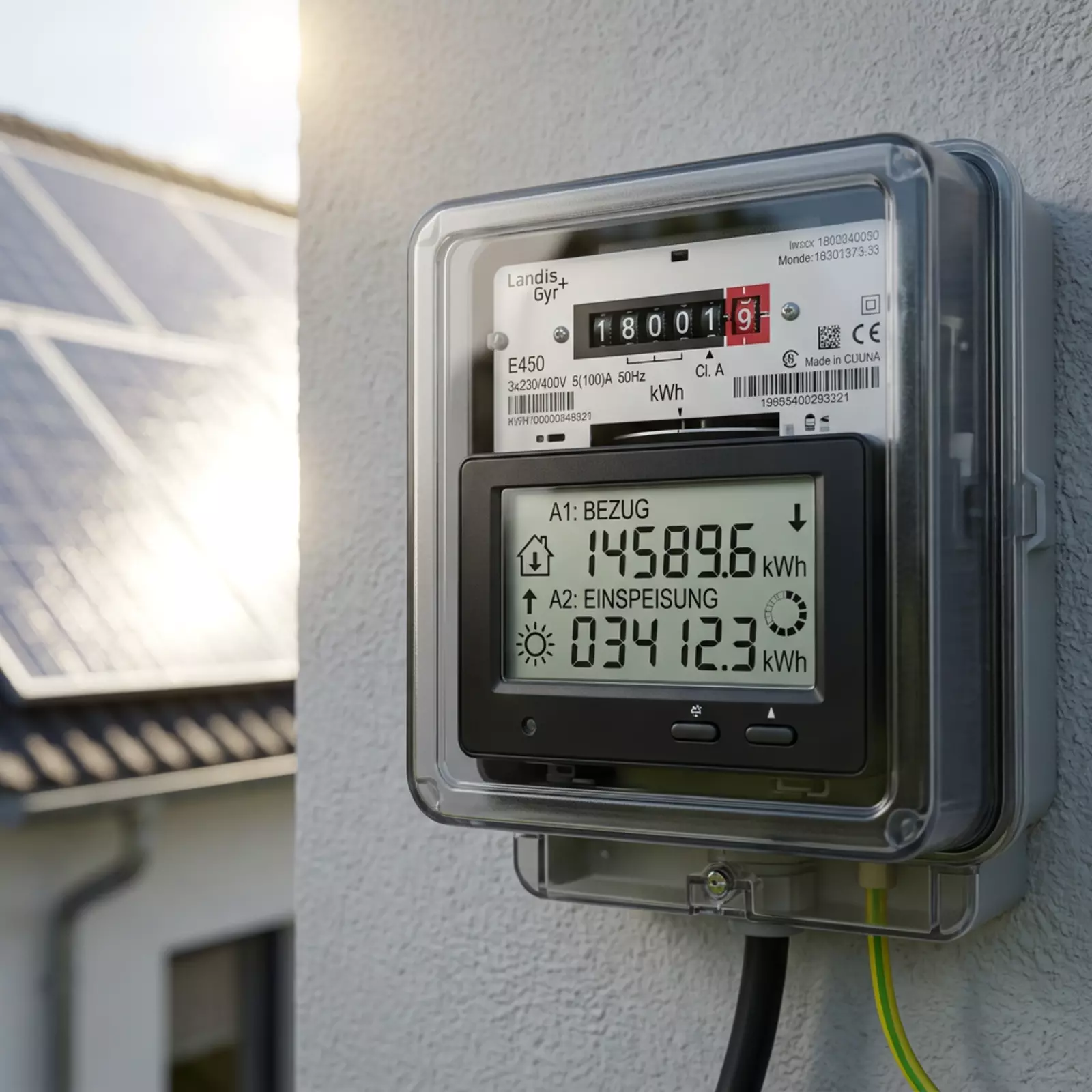 Ein digitaler Stromzähler an der Hauswand zeigt getrennt Netzbezug und Einspeisung; links sind Solarmodule sichtbar.
