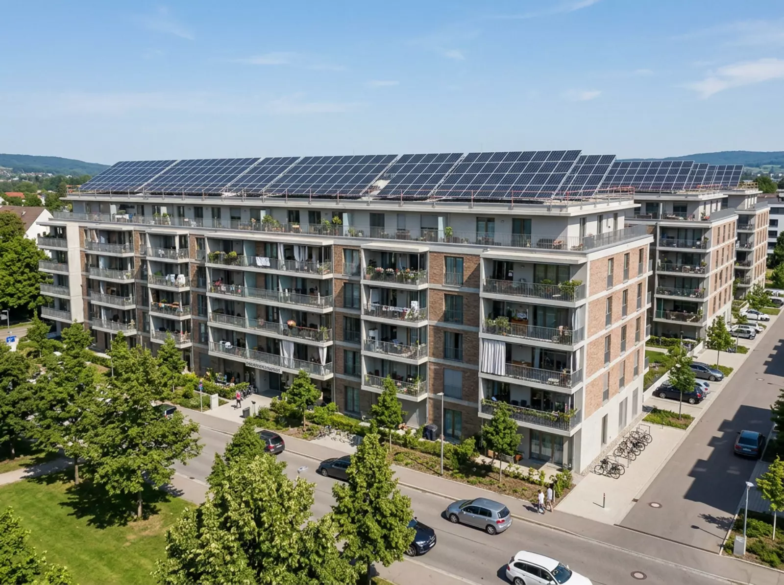 Mehrfamilienhaus mit Solaranlage auf dem Dach und Balkonen an der Fassade
